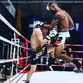Joelhada voadora Muay Thai, Muay Thai Araucaria